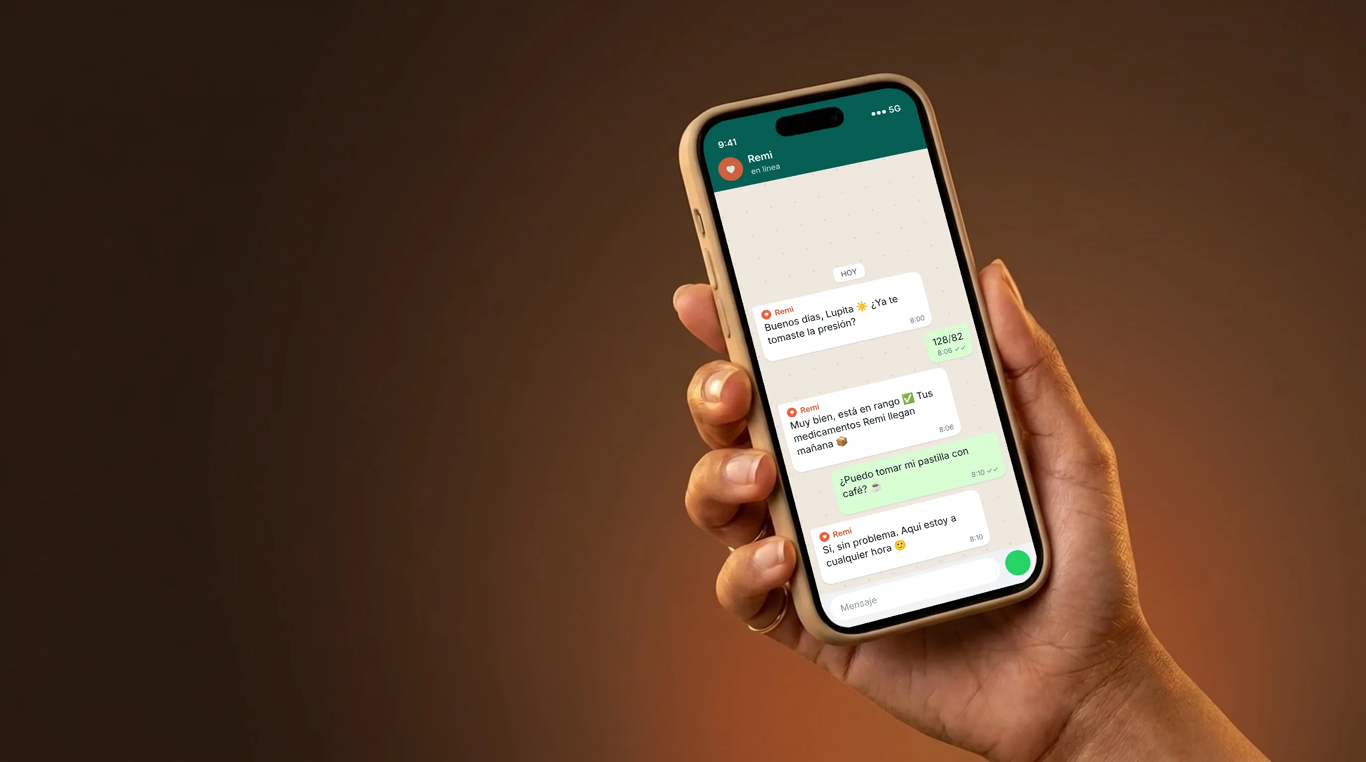 Mano sosteniendo un teléfono con el chat de Remi en WhatsApp